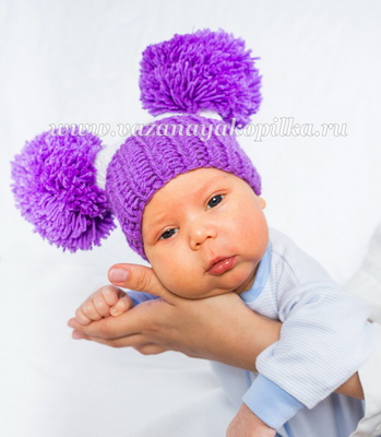 Фиолетовая шапочка с помпонами